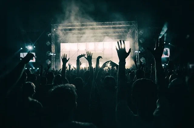 crowd-1056764_640